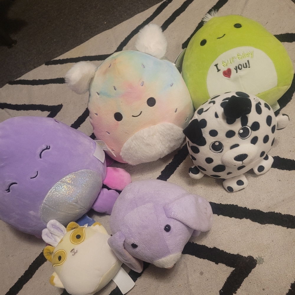 12 ORIGINAL SQUISHMALLOWS AND OVER 30 PIECE TOY LOT